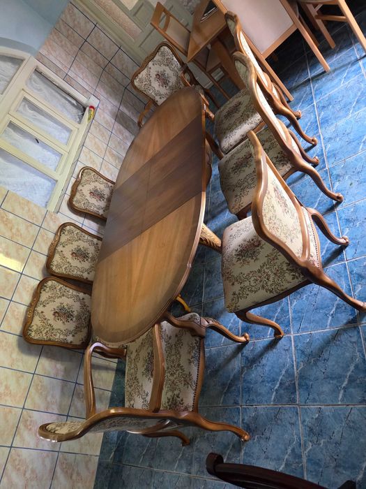 Masă extensibilă din lemn masiv cu 8 scaune stare foarte bună