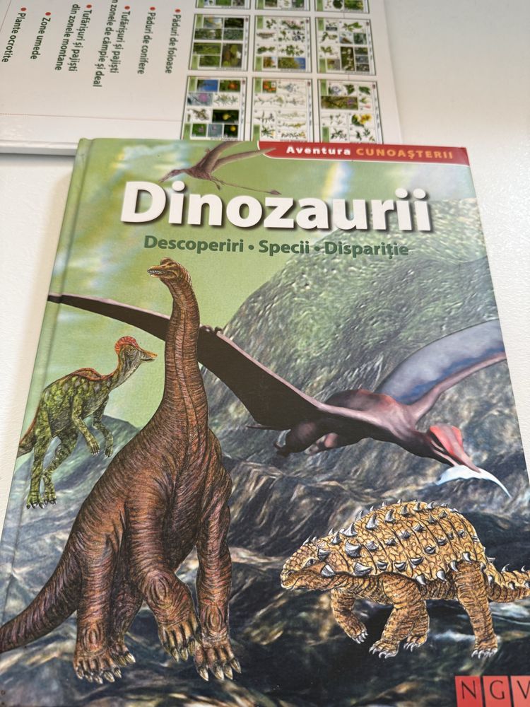 Carte cu dinozauri si atlas botanic scolar