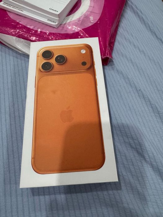 Продам айфон 17 про. Внешне дизайн 17 про, внутри плата от айона XR.