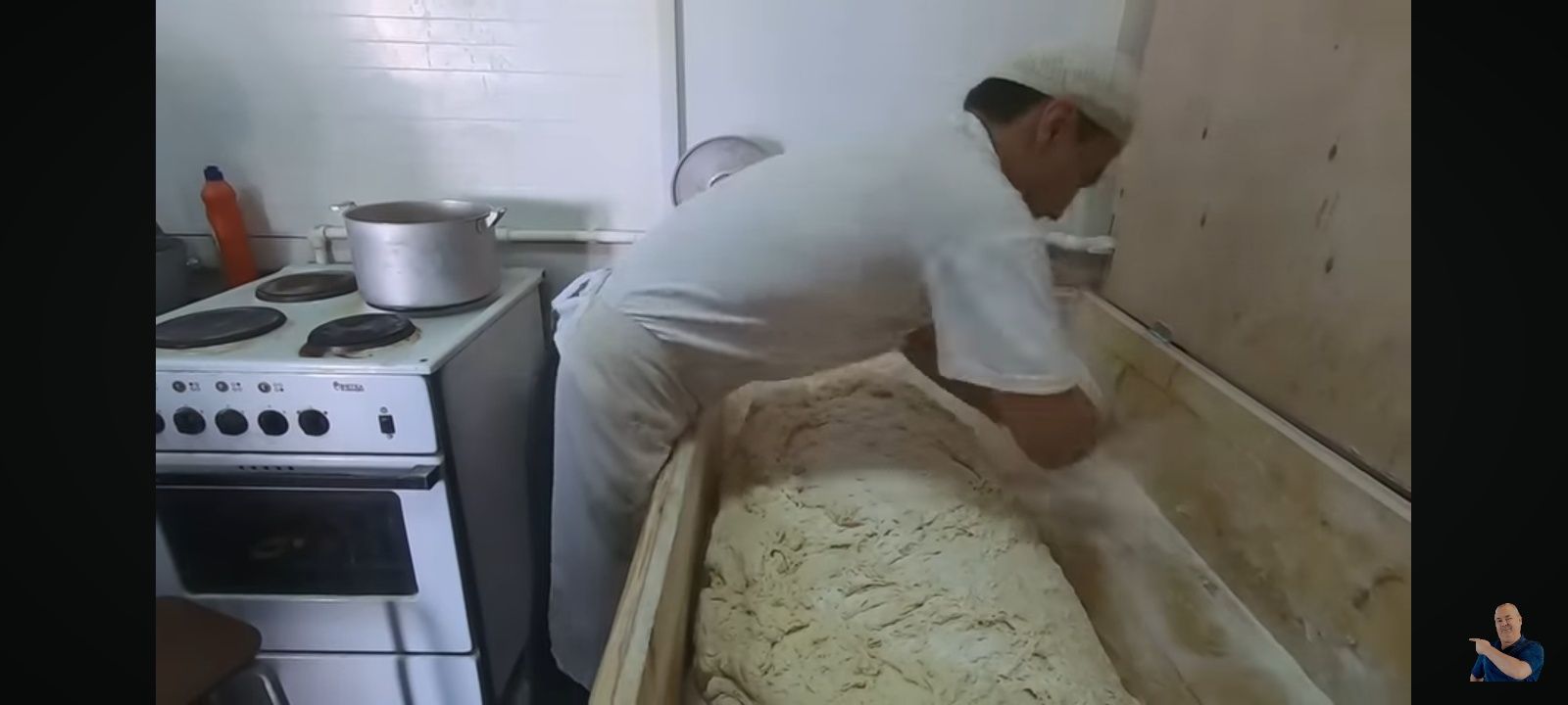 Қамыр ійлеитін ағаштан жасалған .