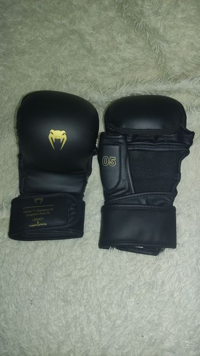 Перчатки Venum 05, черные, размерL
Удобные и прочные перчатки для тре