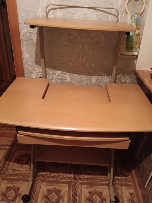 Стол/компьютерный стол в отличном состоянии