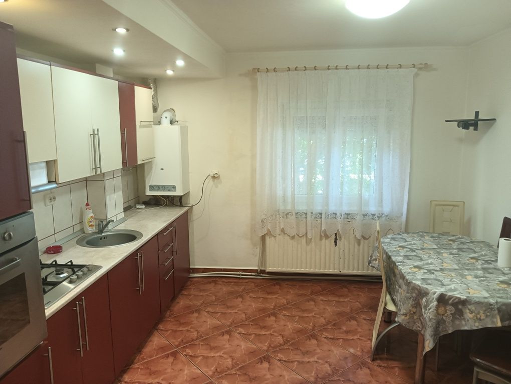Închiriez apartament