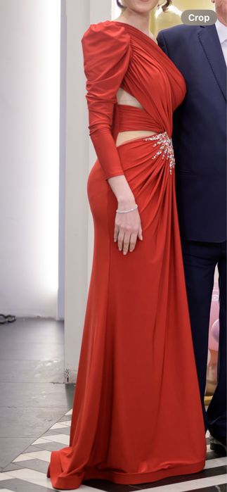 Vand rochie lunga rosie cu aplicatii din pietre
