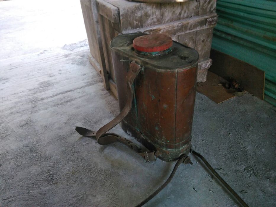 Продавам стара голяма медна прьскачка
