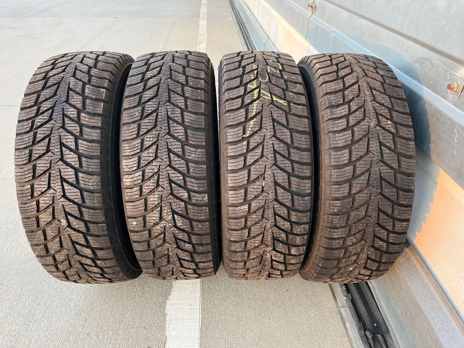 Продавам зимни гуми NOKIAN 225/70R15C Snowproof C