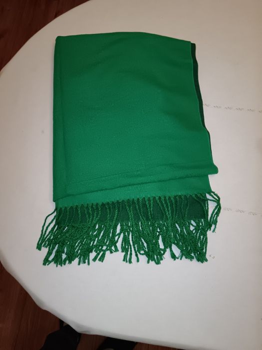 Fular verde cu franjuri