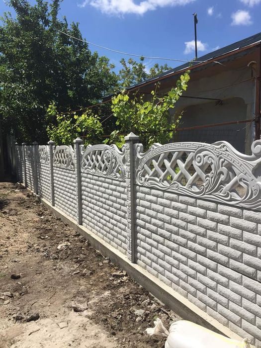 Vând garduri din jaluzele din plasa bordurata din placi de beton