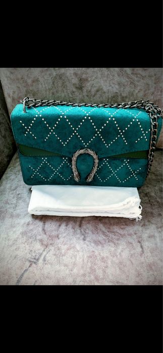 Зелена чанта със синджир и капси