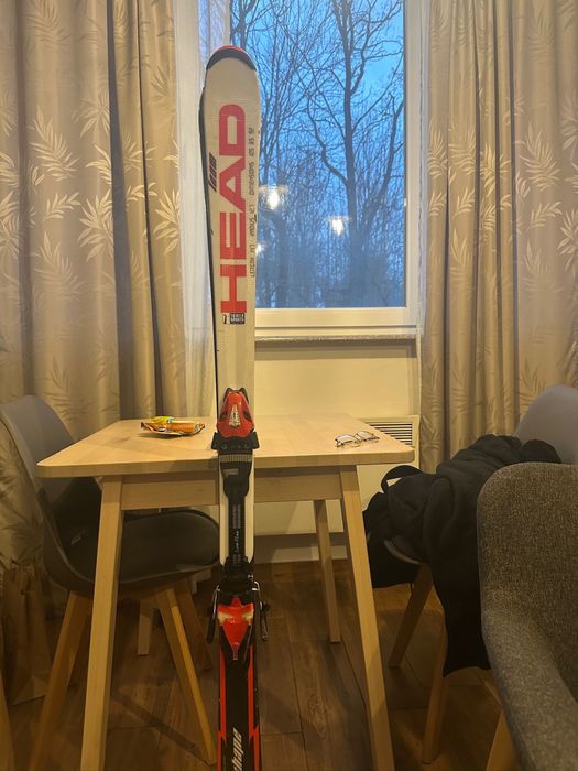 Vând schiuri bețe si clapari