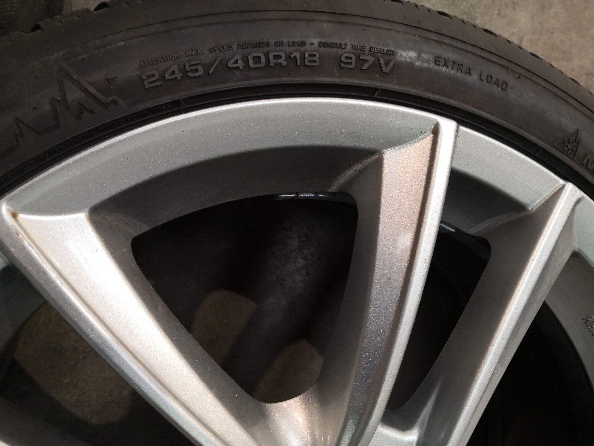 245 40 18 цола гуми като нови dunlop