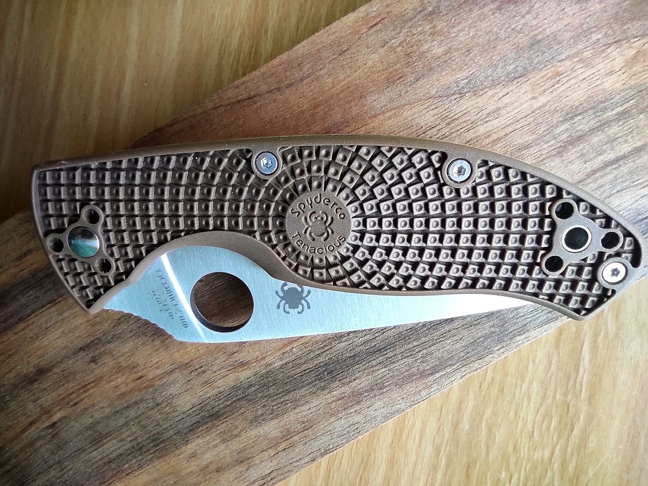 Сгъваем нож, който е КАТО Spyderco Tenacious FRN