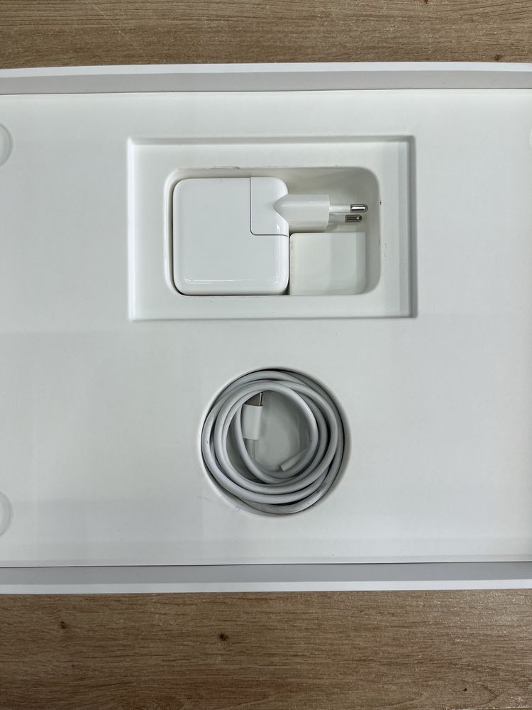 Macbook Air M1 256GB 10 цикъла ПЕРФЕКТЕН