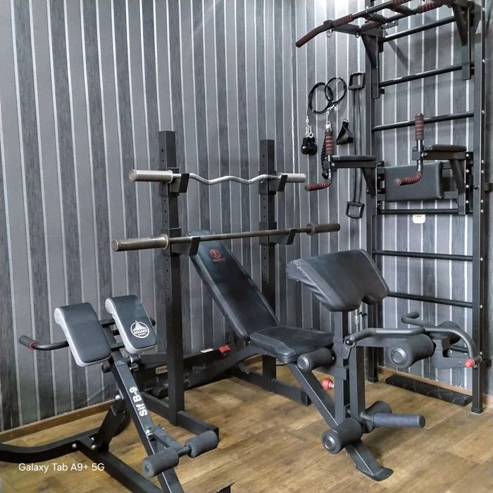 Комплекс тренажёров для занятий силовыми упражнениями .