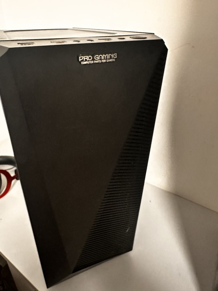 Vand calculator gaming plus monitor tastatura casti si maus.