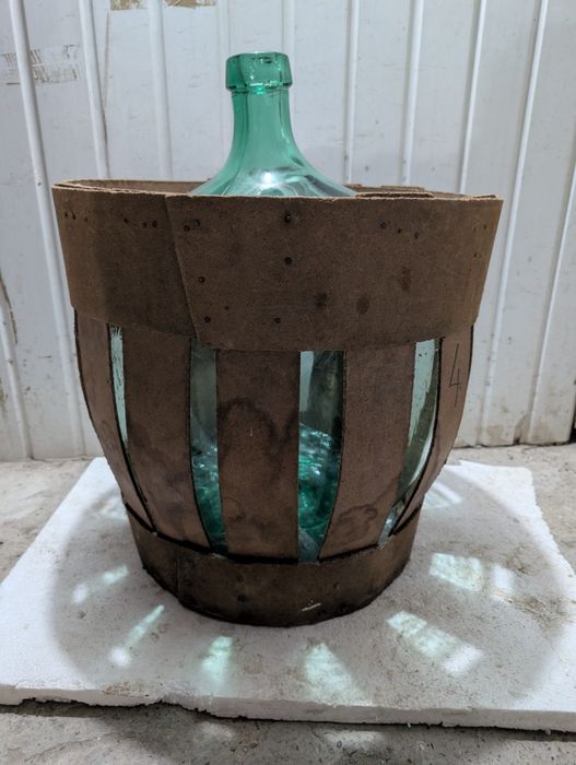 Damigeană 50 litri trei bucăți.