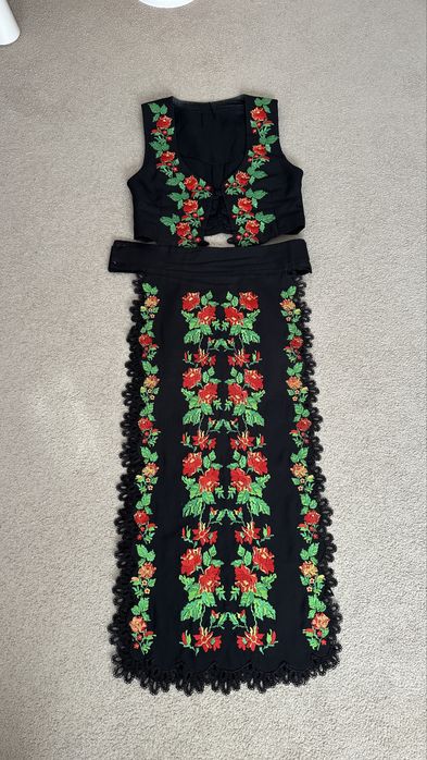 Costum popular stilizat cu motiv floral