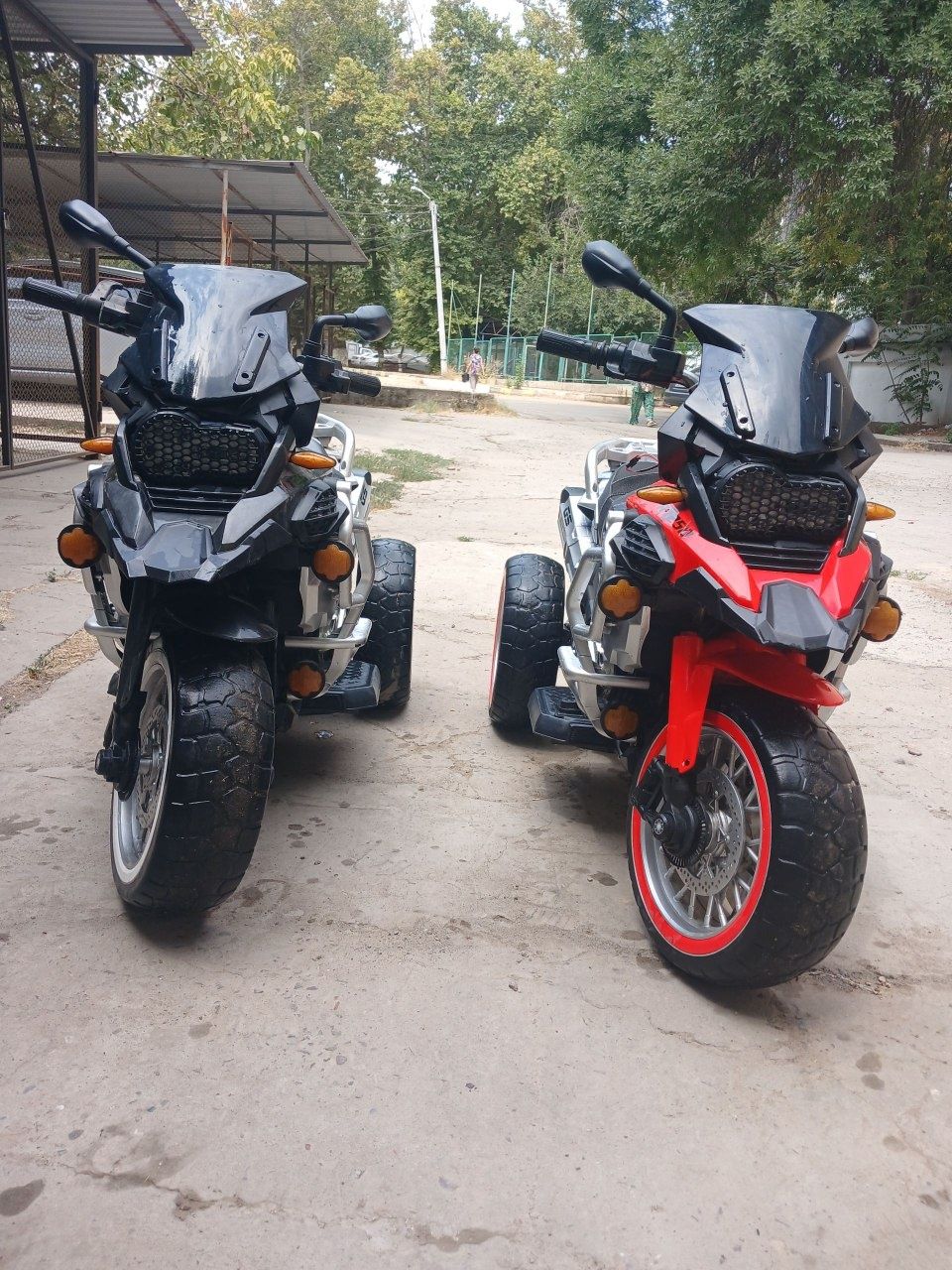 Mototsikl va velosipedlar sotiladi