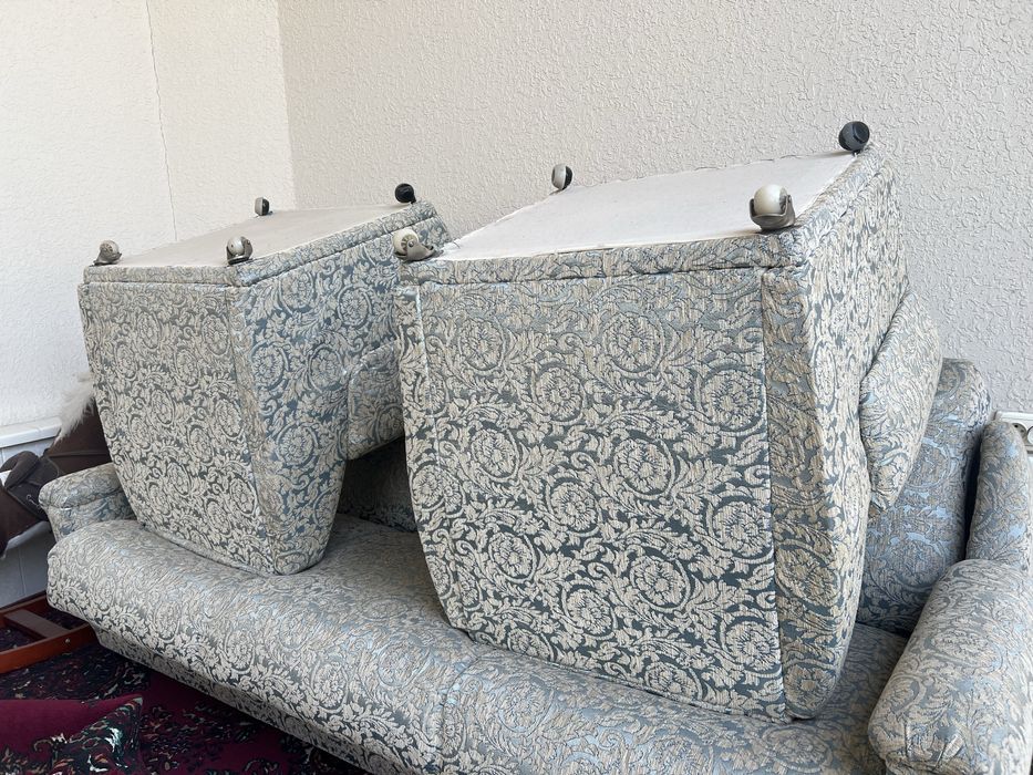 Материальное кресло