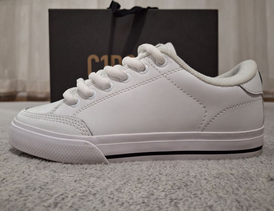 Бели кецове Circa