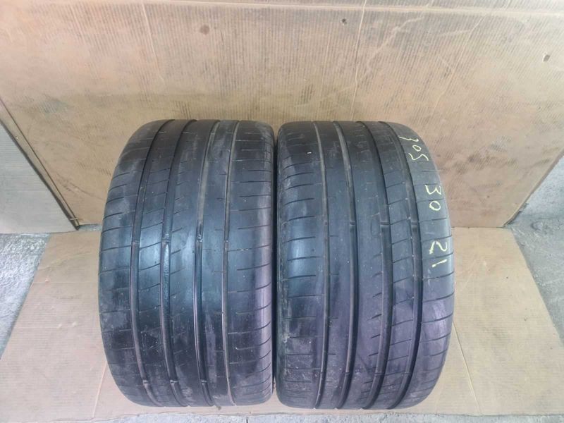 2 Goodyear R21 305/30
летни гуми
DOT1419