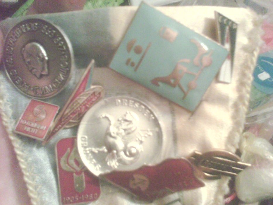 Продавам колекция български и чужди значки