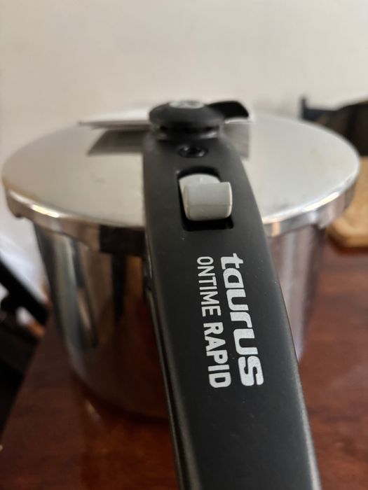 Тенджера под налягане нова