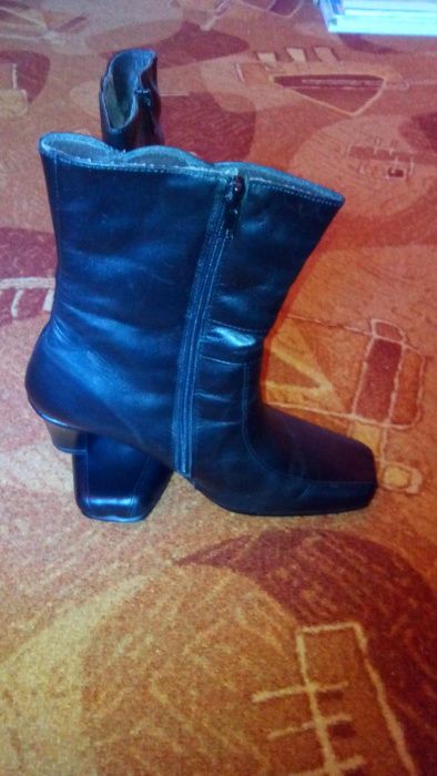 Vand cizme de piele pentru femei