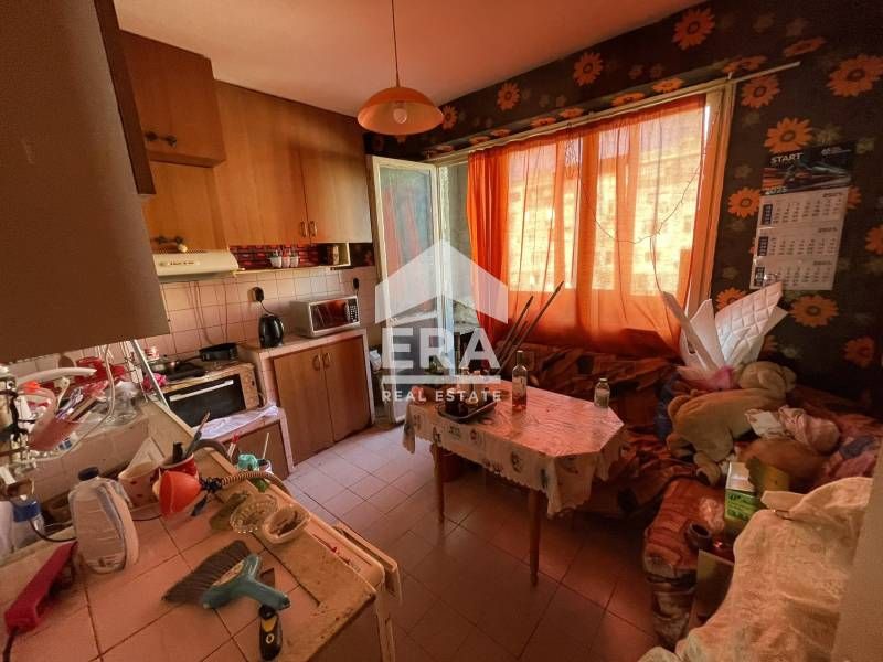 Тристаен ексклузивен апартамент за продажба, с отделна кухня, в жк Хри