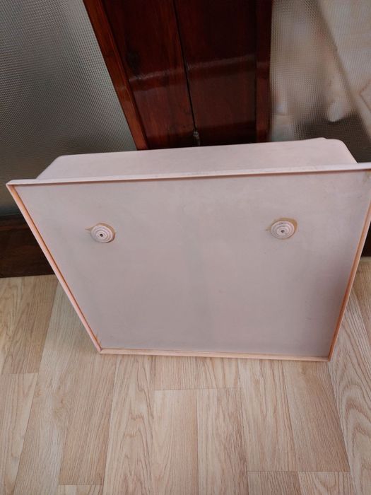 Продавам употребявано шкафче за баня.