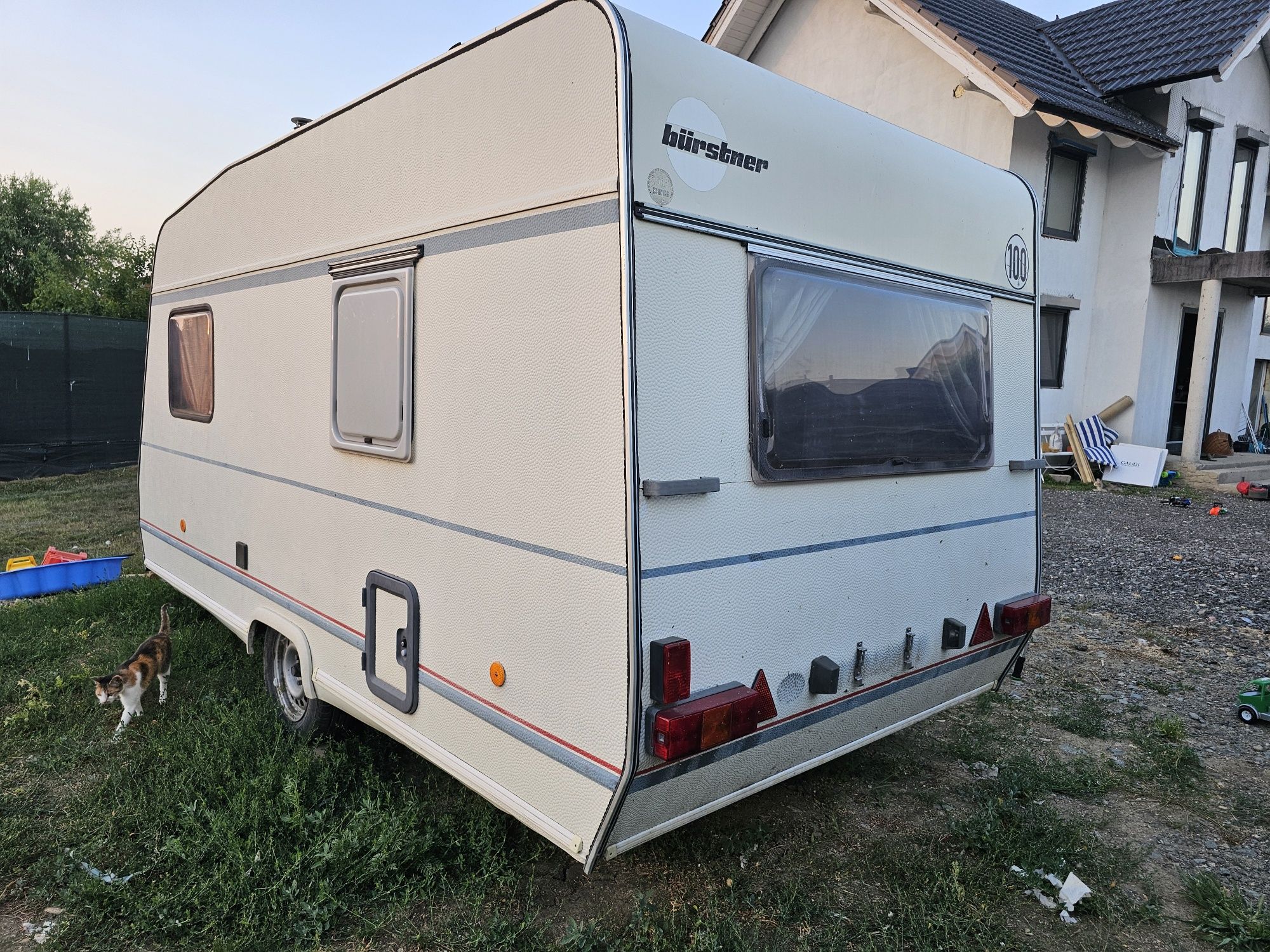Rulota Burstner 4.2m cu cort si 4 locuri dormit