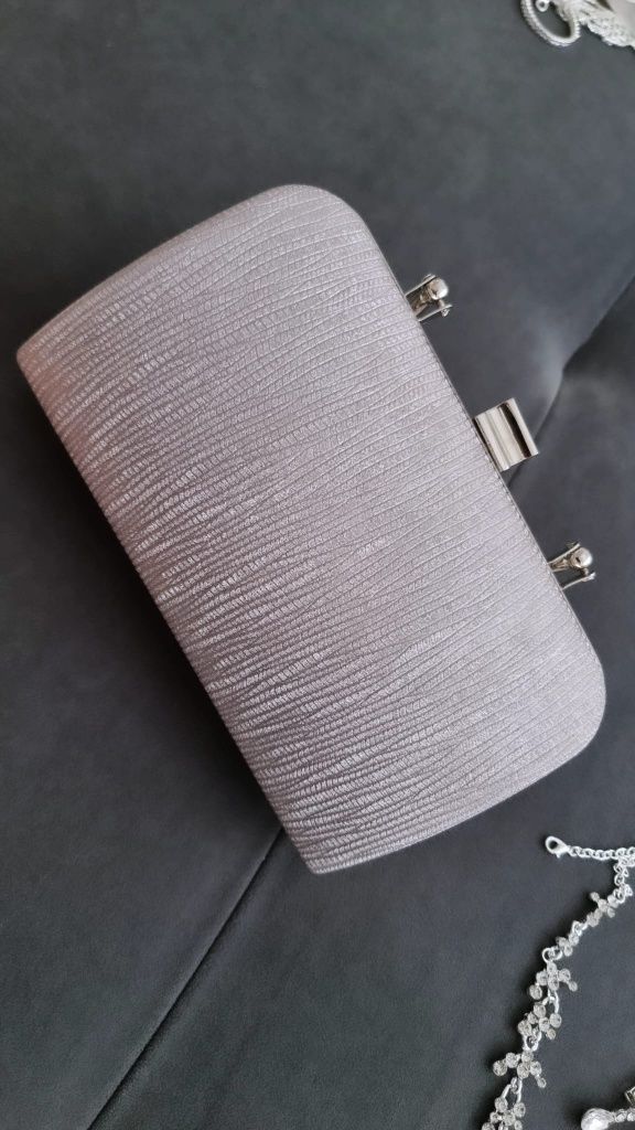 Clutch, gentuta eleganta, stare impecabila.

Pret 150 lei.

Trimit si