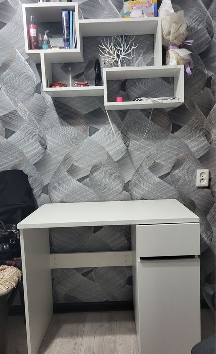 Столик писменный, цвет белый, с полками, удобный.