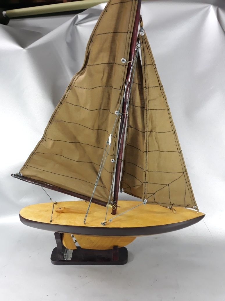 Barcă velier vechi de colecție din lemn original