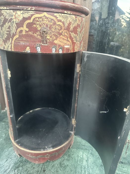 comodă rotundă în stil chinoiserie