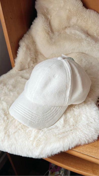 Sapca dama barbat unisex H&M alba pufoasa cu eticheta