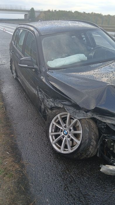 Vând BMW lovit îl dau la dezmembrat