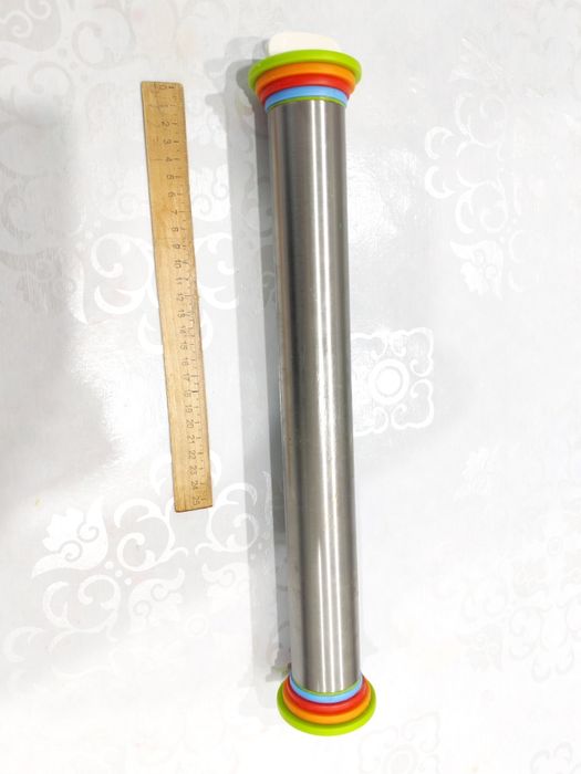 Скалка для кондитера. Ширина регулируется на нужную высоту теста 
Заби