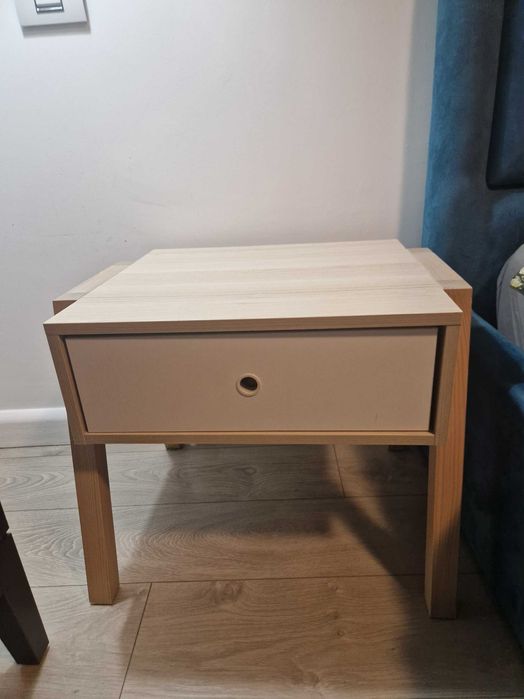 2 noptiere culoare alb si lemn deschis