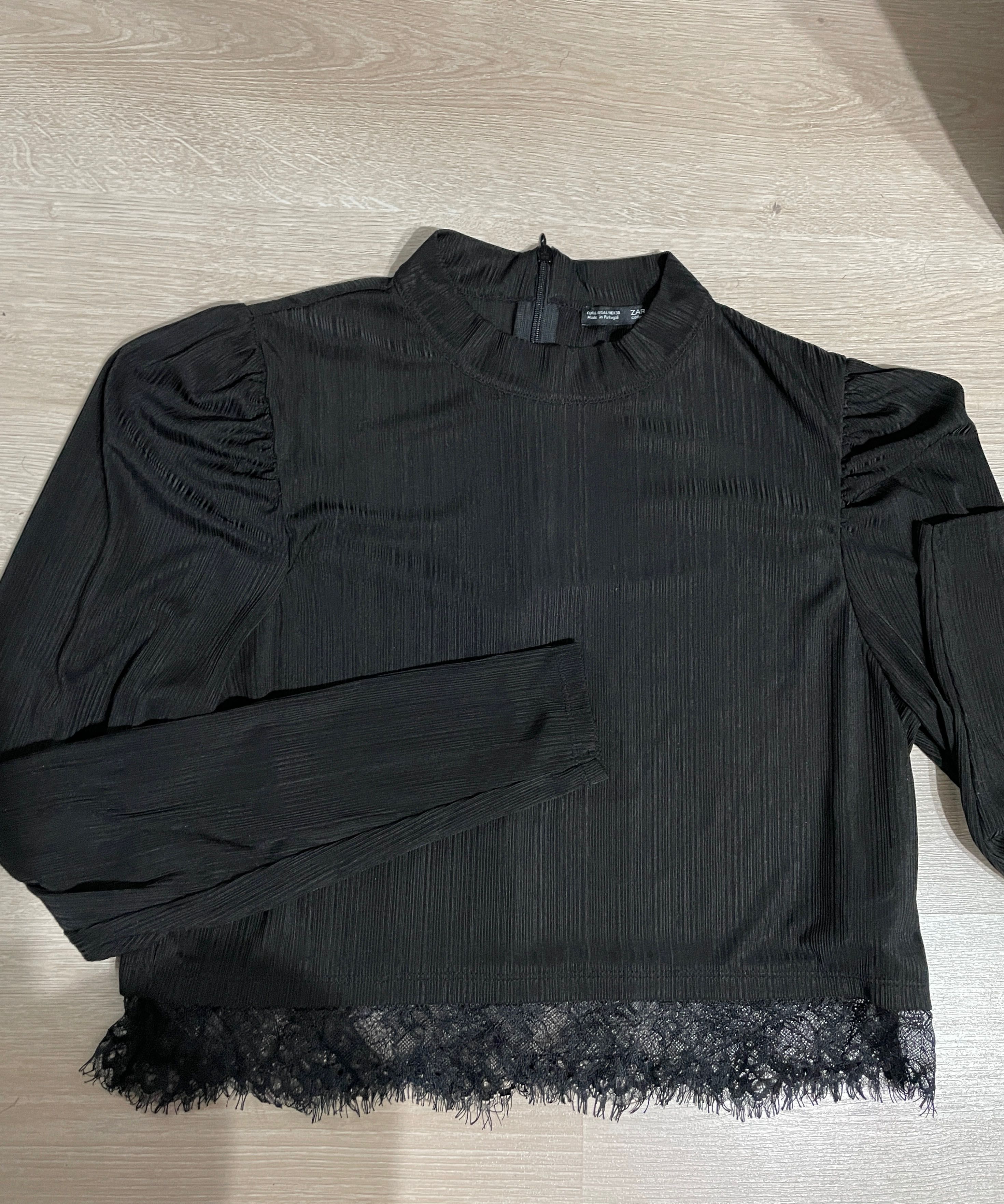 Bluza neagră Zara cu dantela