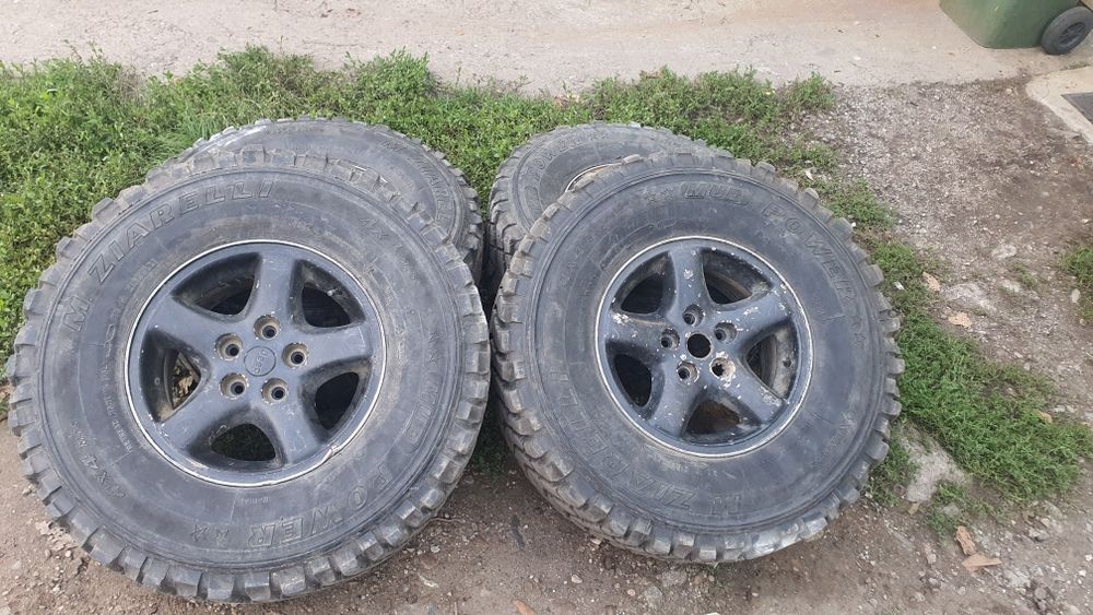 Vând jante Jeep 15" cu cauciucuri de noroi