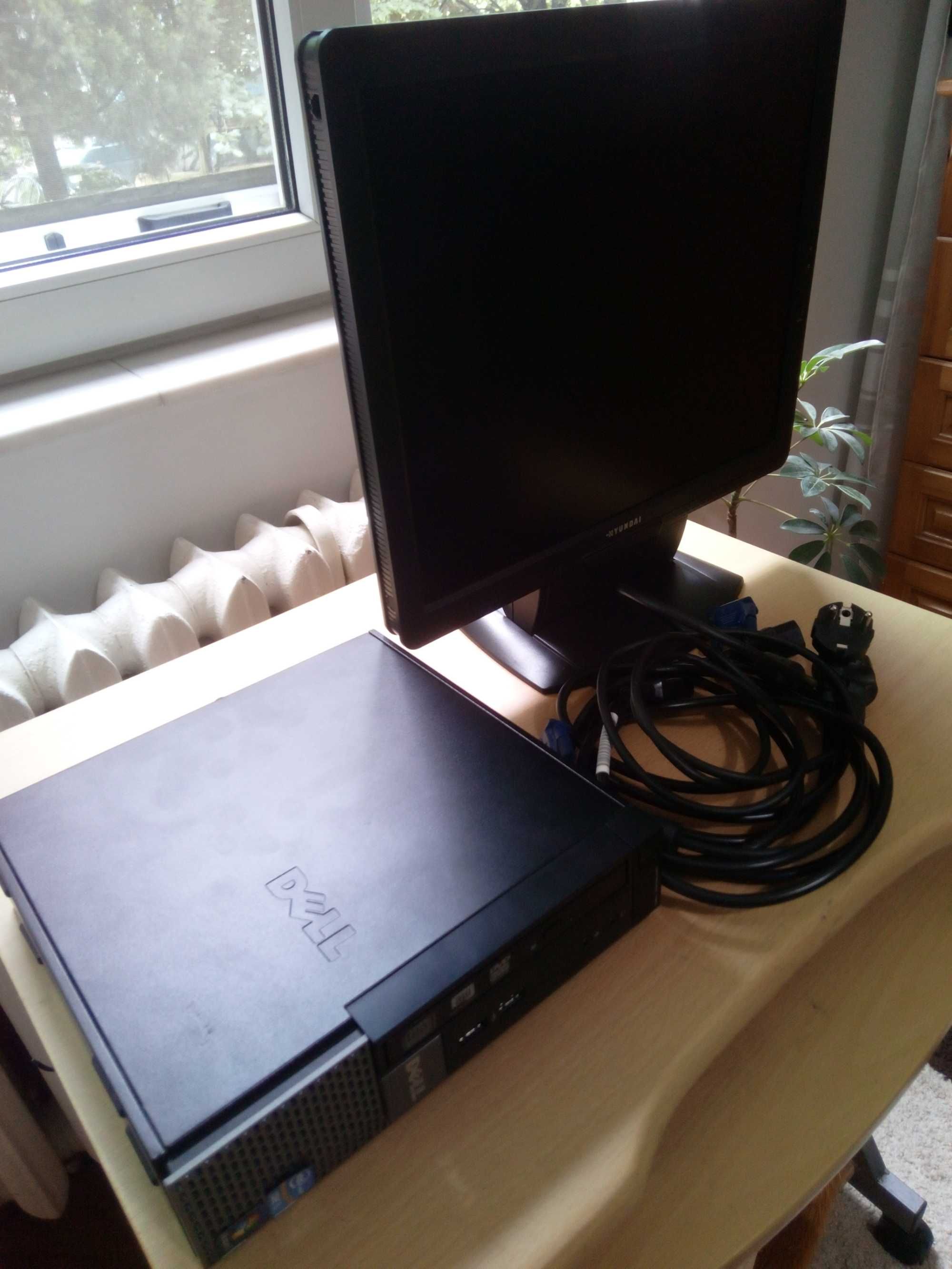 Настолен компютър DELL Optiplex 790 с монитор Hyundai