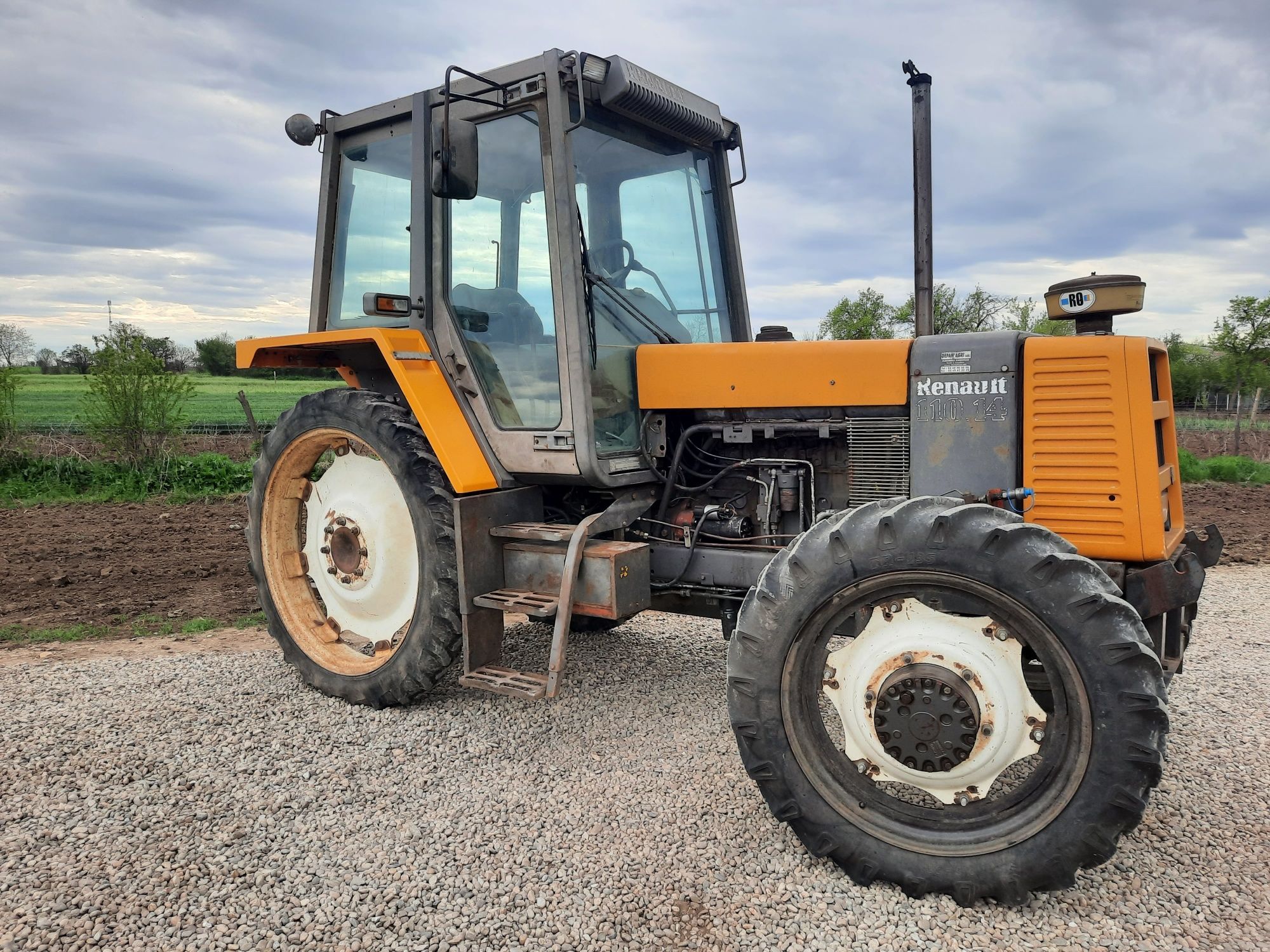 Vând tractor renault 110.14