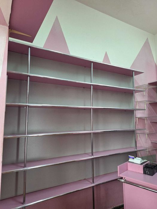 Vand mobilier de magazin