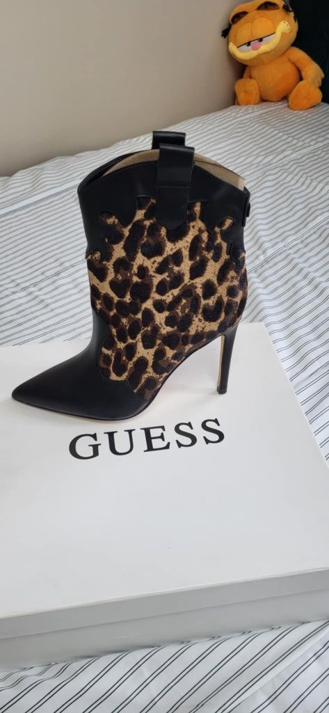 Боти Guess нови !!