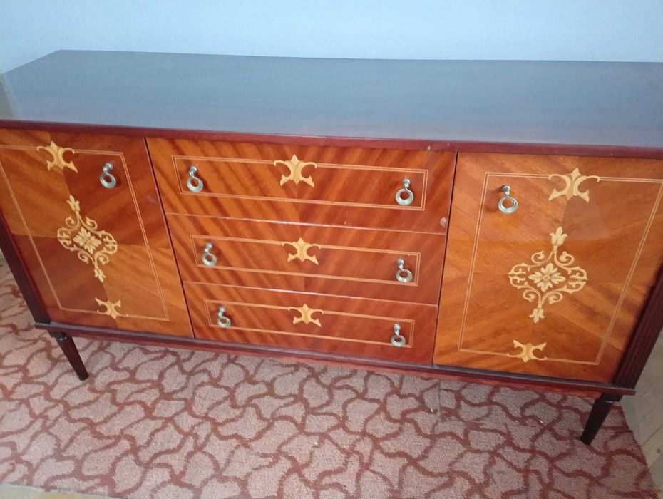 Comoda din lemn masiv cu furnir lucios