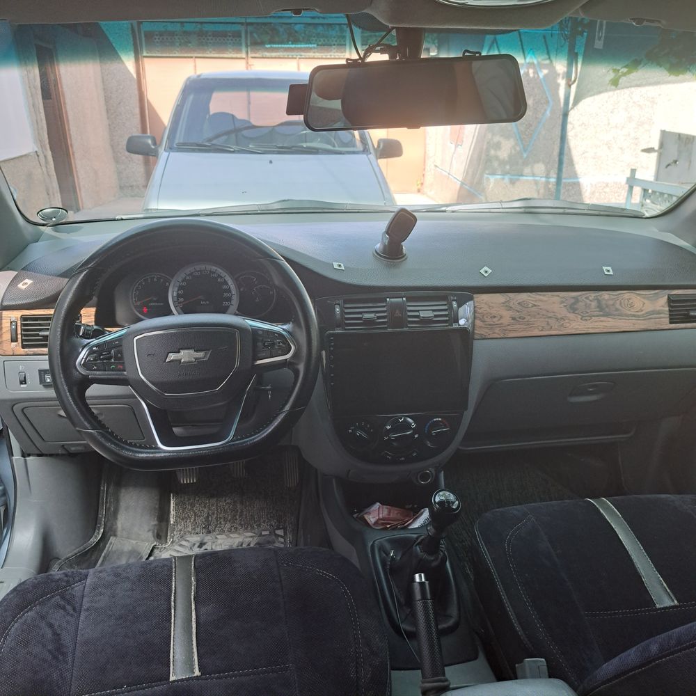 Lasetti 1.8 sotiladi