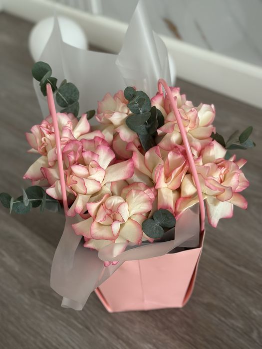 Композиция в коробке, розы 7шт 50см