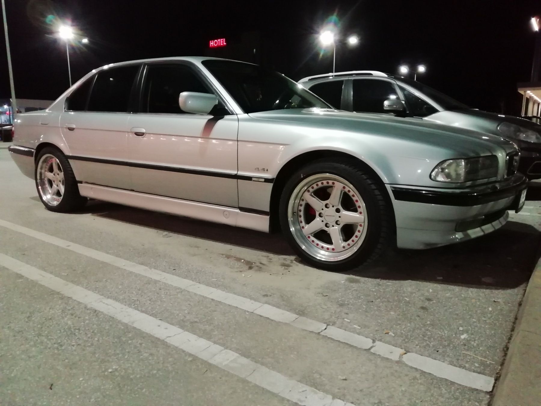 BMW Е38 740i V8 под наем за абитуриентски бал, сватба, фотосесия и др.