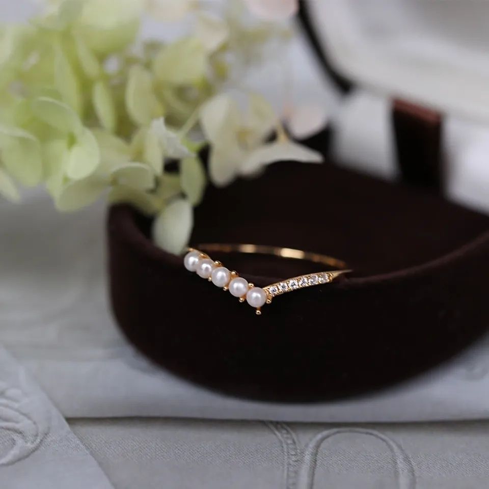 Inel din argint placat aur roz de 14ct model "V" cu perle și zirconia